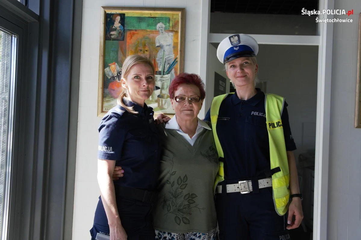 Policjanci na rozmowach z seniorami o bezpieczeństwie na drodze w wieżach KWK Polska