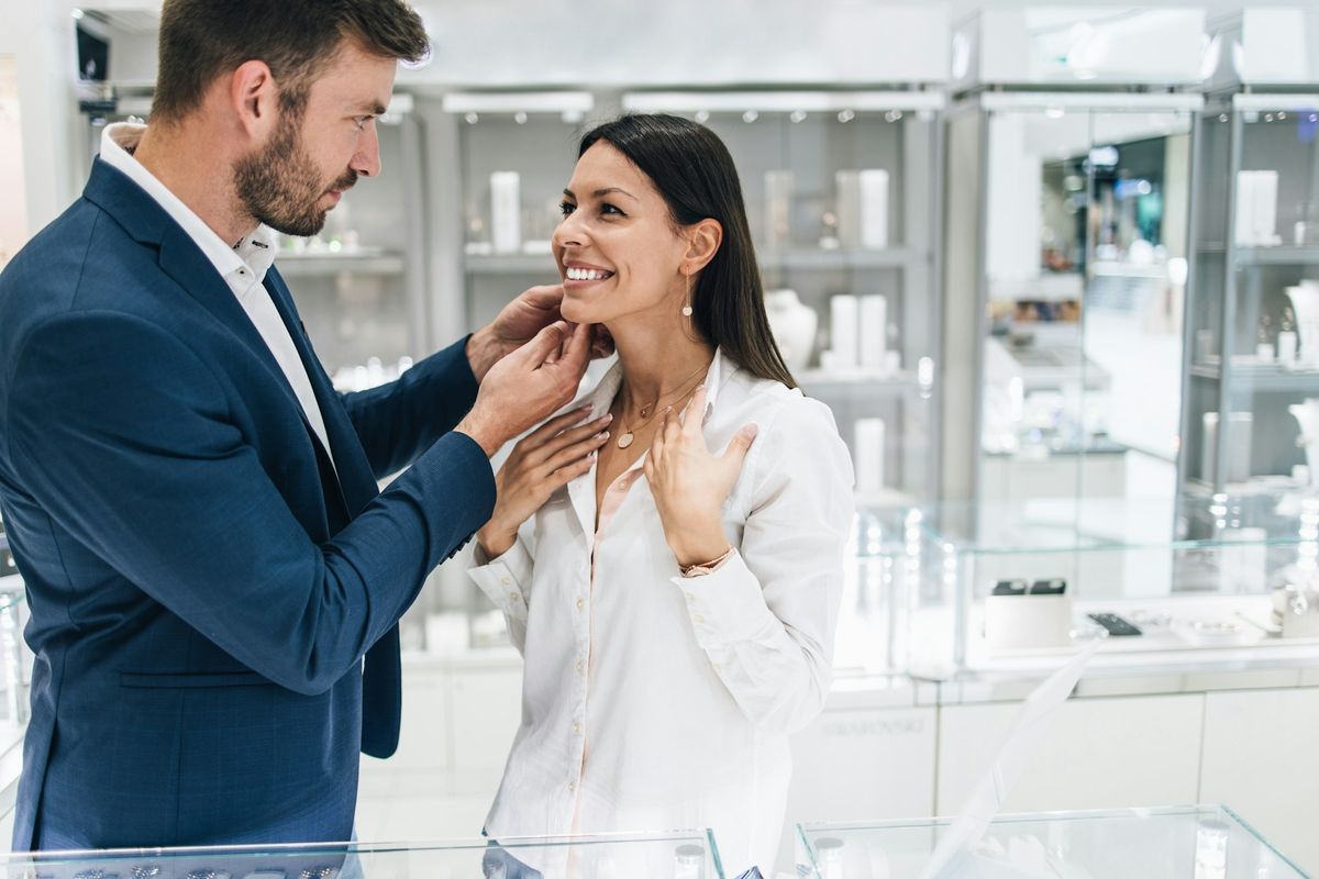 Jakie są najpopularniejsze wzory kolczyków srebrnych i jak o nie dbać?