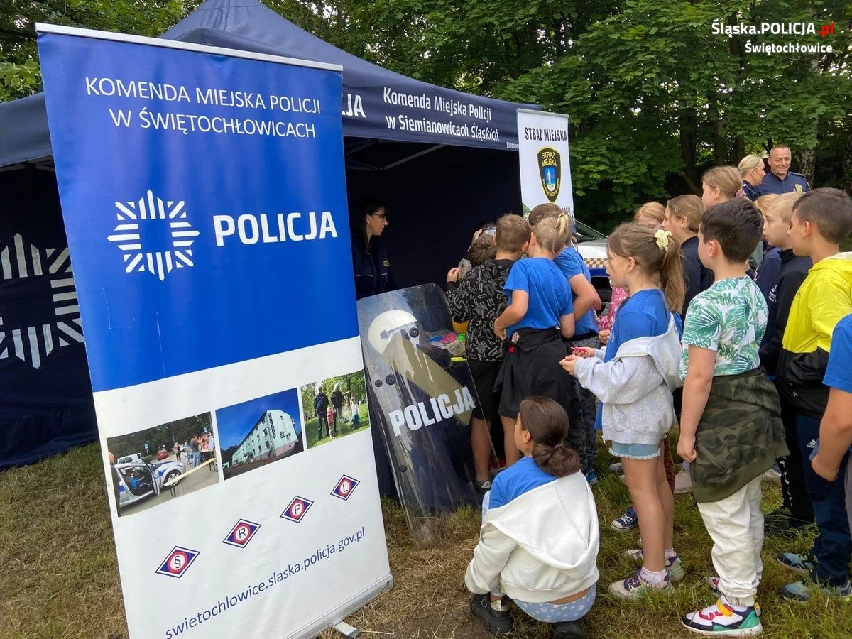 Policjanci z Świętochłowic wsparli akcję "Ja jadę, Ty pomagasz"!