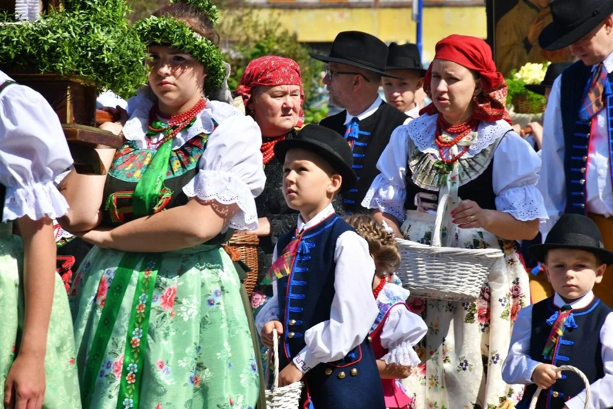 Procesja Bożego Ciała w Lipinach. Nie zabrakło tradycji i folkloru! [FOTORELACJA]