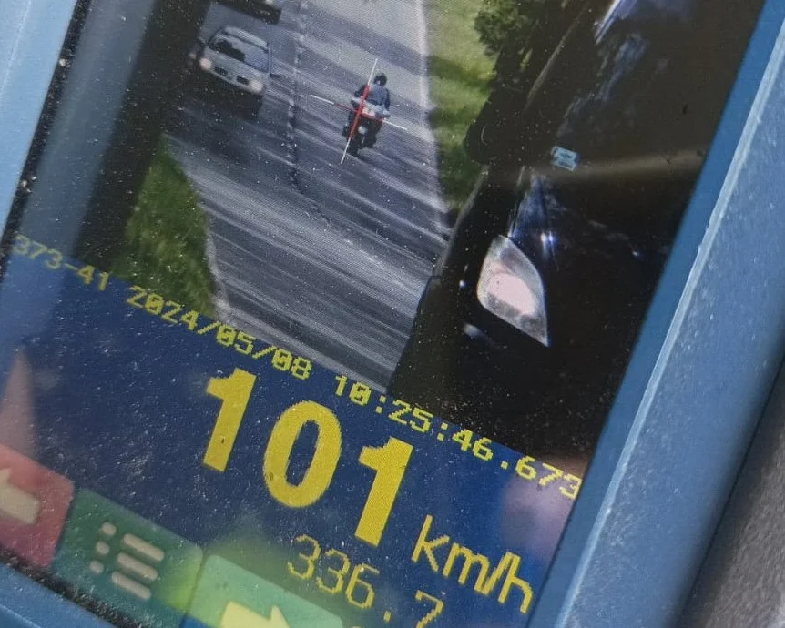 Jechał ponad 100 km/h w terenie zabudowanym. 54-latek stracił prawo jazdy