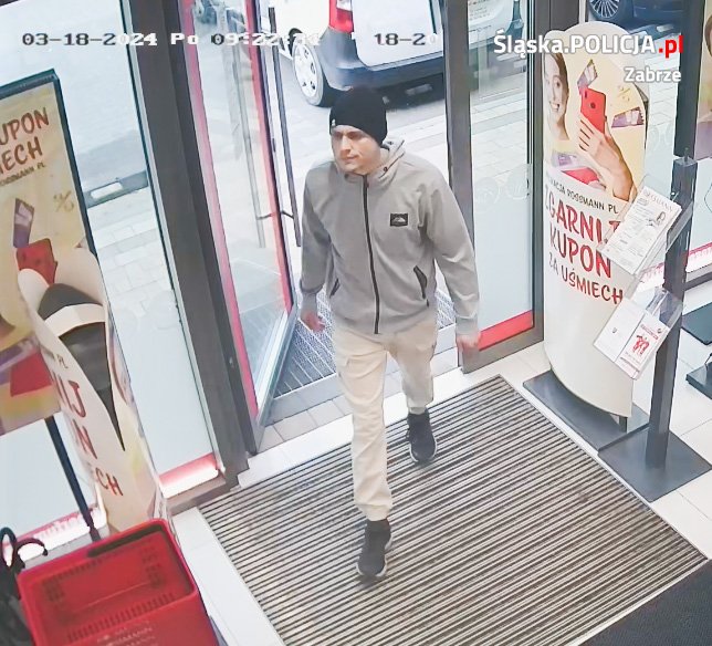 Kradzież w Rossmannie na 7000 złotych! Policja publikuje wizerunek sprawcy. Rozpoznajecie?