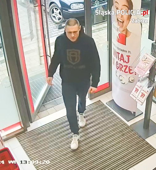 Kradzież w Rossmannie na 7000 złotych! Policja publikuje wizerunek sprawcy. Rozpoznajecie?