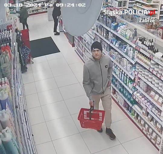 Kradzież w Rossmannie na 7000 złotych! Policja publikuje wizerunek sprawcy. Rozpoznajecie?