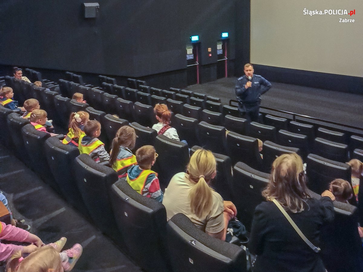 Policjanci spotkali się z przedszkolakami w kinie