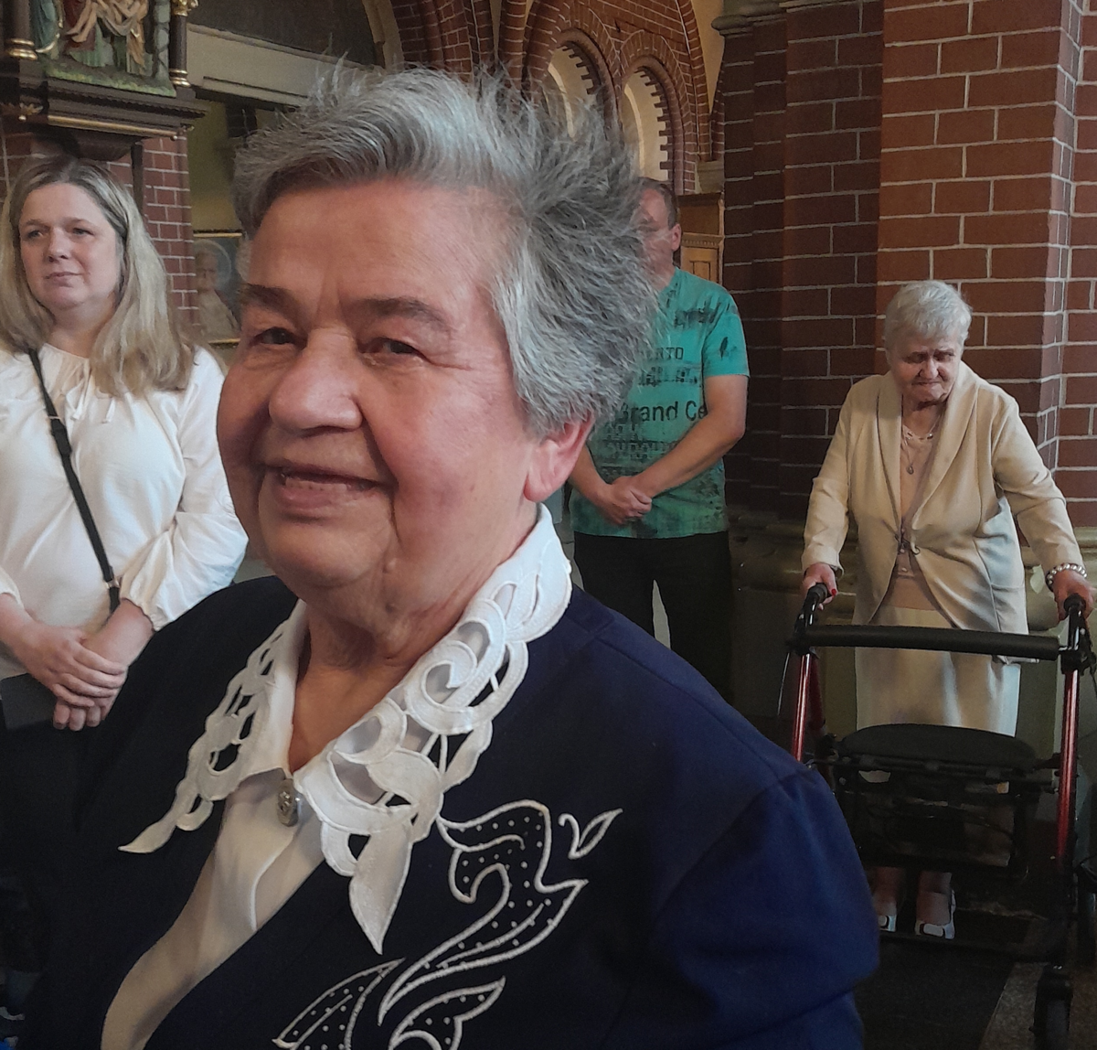 Pani Róża z orderem, różami i mercedesem. Order Benemerenti dla zabrzanki