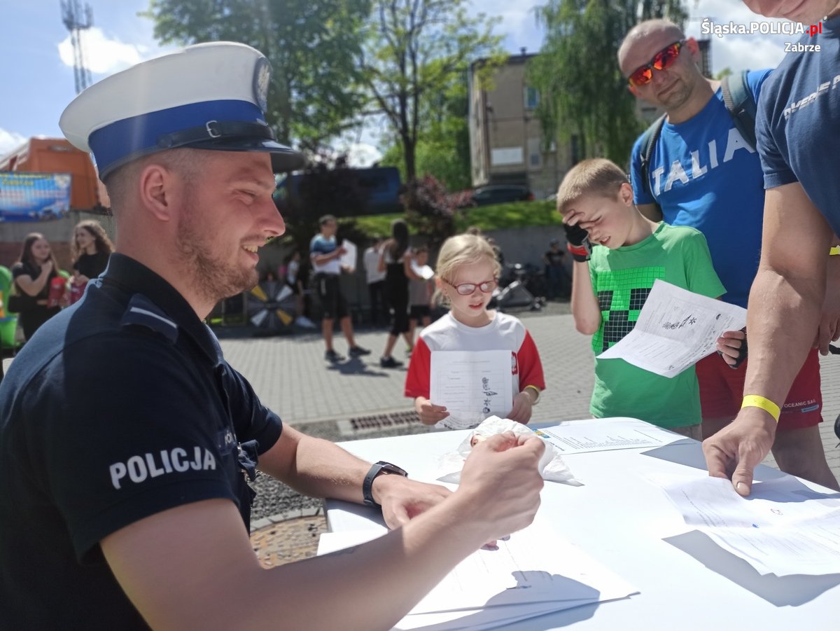 Policjanci na Rodzinnej Grze Rowerowej „Historia Kołem się toczy”