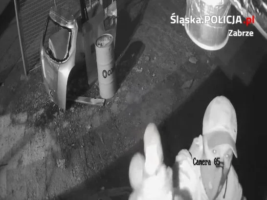 Podpalił 11 samochodów na Cmentarnej w Zabrzu. Policja prosi o pomoc. Rozpoznajesz?