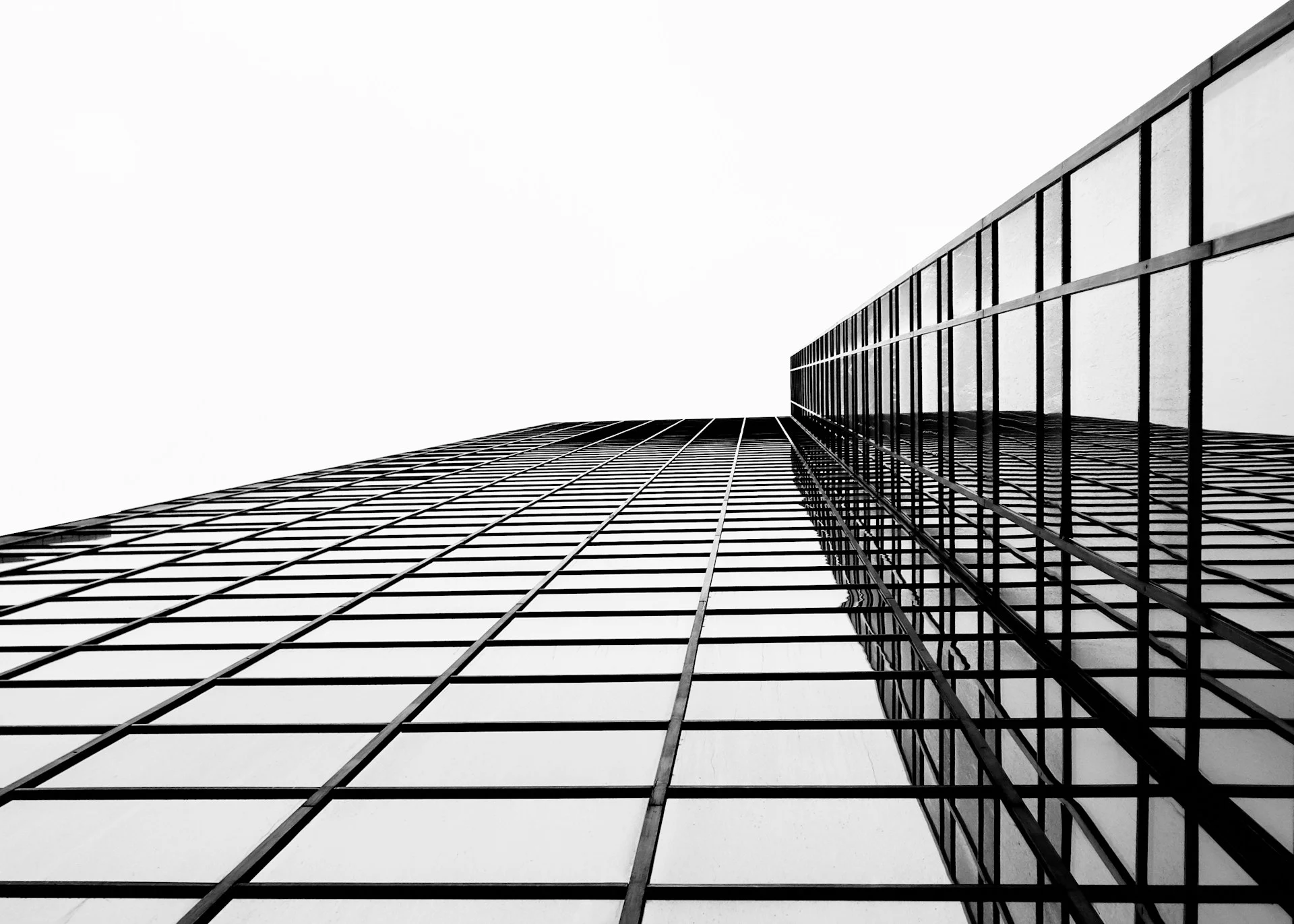 Ścianki działowe ze szkła laminowanego w nowoczesnych przestrzeniach