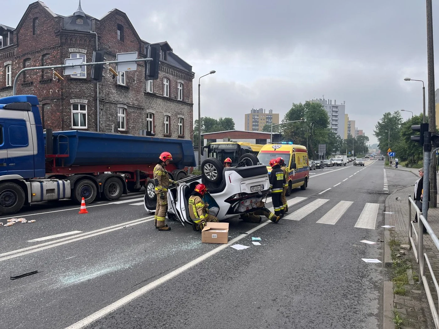 AKTUALIZACJA! Dachowanie w Rudzie Śląskiej. Występują spore utrudnienia w ruchu [FILM]