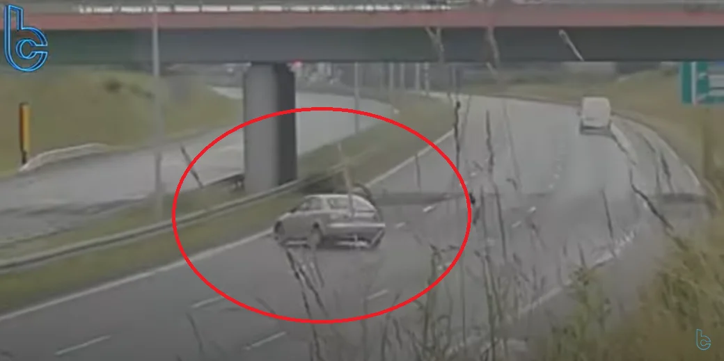 Kolizja na "zakręcie mistrzów". Samochód uderzył w barierki energochłonne