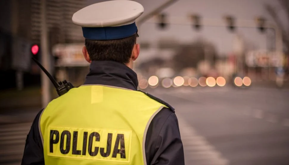 Pijany kierowca firmowego busa wiózł poszukiwanego przez sąd 28-latka...