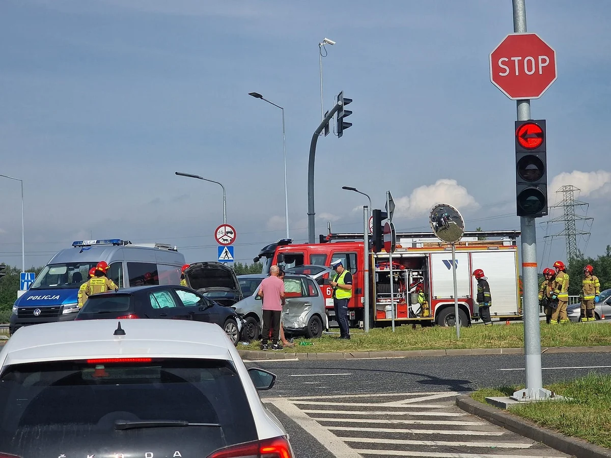 Wypadek na Chudowskiej. Kierowca przejechał na czerwonym świetle i uderzył w inny pojazd