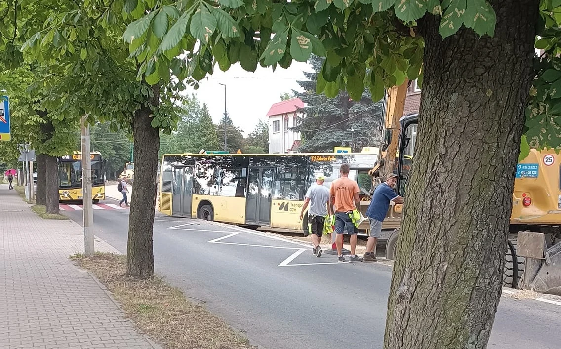 Autobus miejski wjechał w wykop na Chebziu