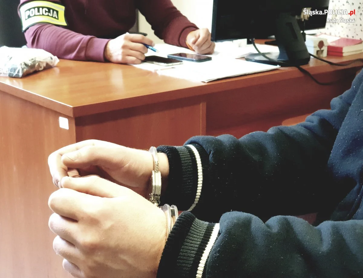 Amfetamina, tabletki ecstasy i ostra amunicja w mieszkaniu 29-letniego rudzianina