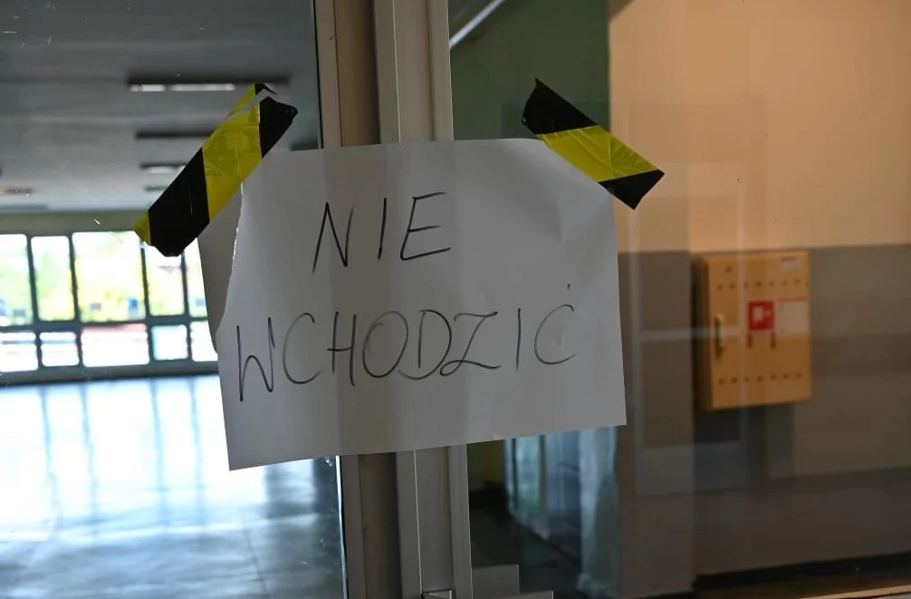 Chuligański wybryk w Szkole Podstawowej nr 3. Na terenie placówki odpalono racę