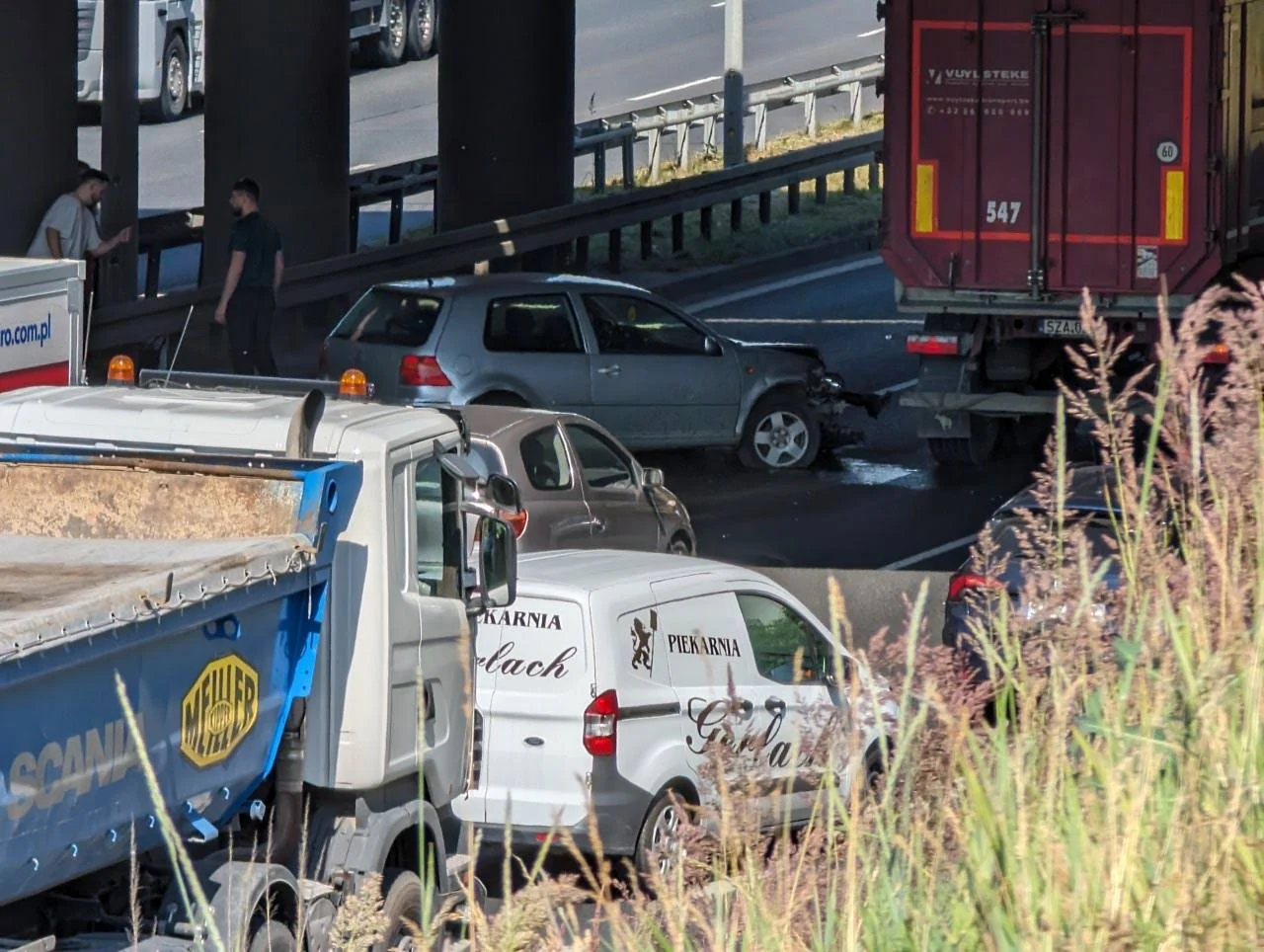 [FILM] Poranna kolizja na DTŚ w Rudzie Śląskiej. Volkswagen uderzył w barierki