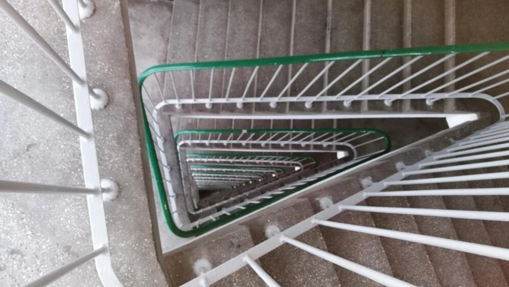 Mężczyzna onanizował się na klatce schodowej. Mieszkańcy zaniepokojeni!