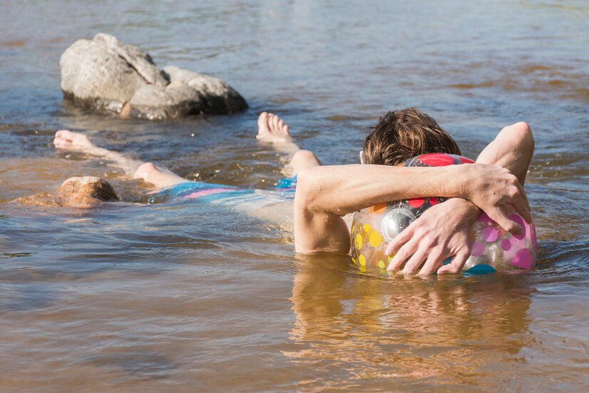 Policja podpowiada, co robić, aby być bezpiecznym podczas wakacji. Sprawdźcie porady!