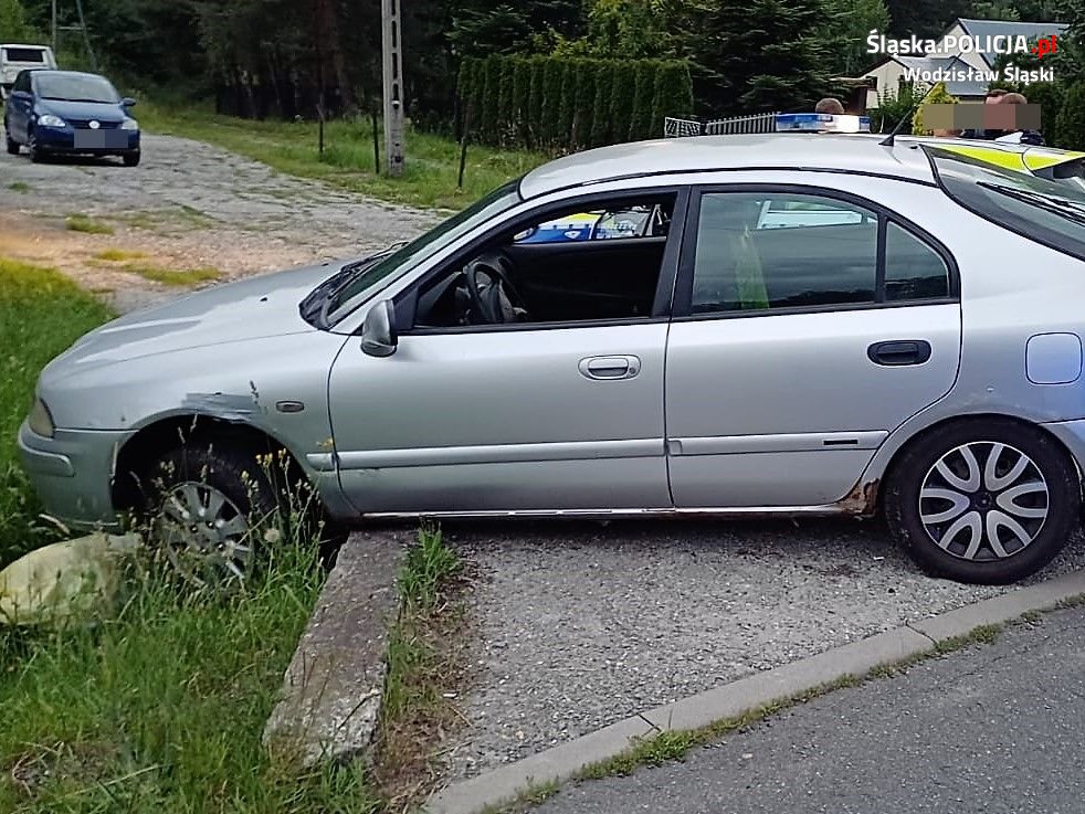 Nietrzeźwy 57-latek stracił panowanie nad pojazdem i spowodował kolizję