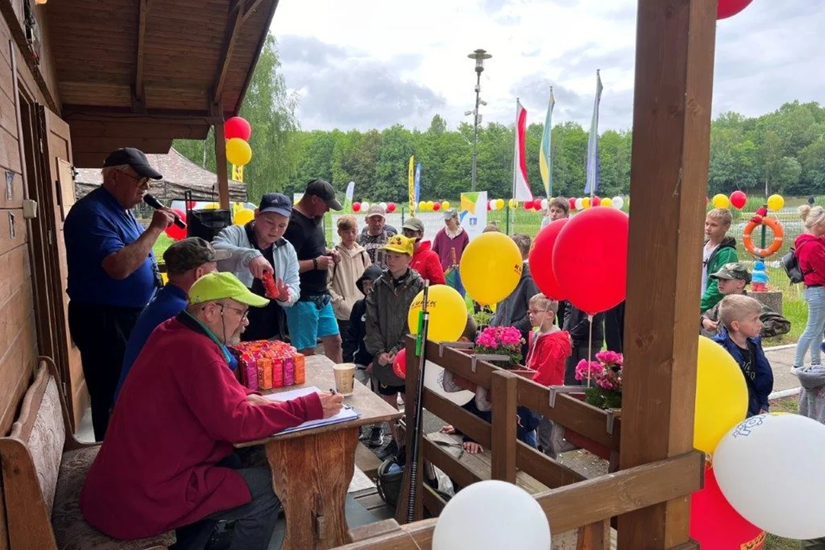 Brzydka pogoda nie stanęła im na drodze! Wędkarski Dzień Dziecka nad stawem "Rzęsa"