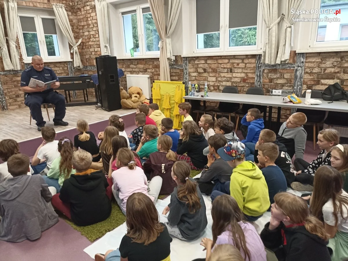 Dzielnicowy z wizytą u najmłodszych w Miejskim Domu Kultury Jordan