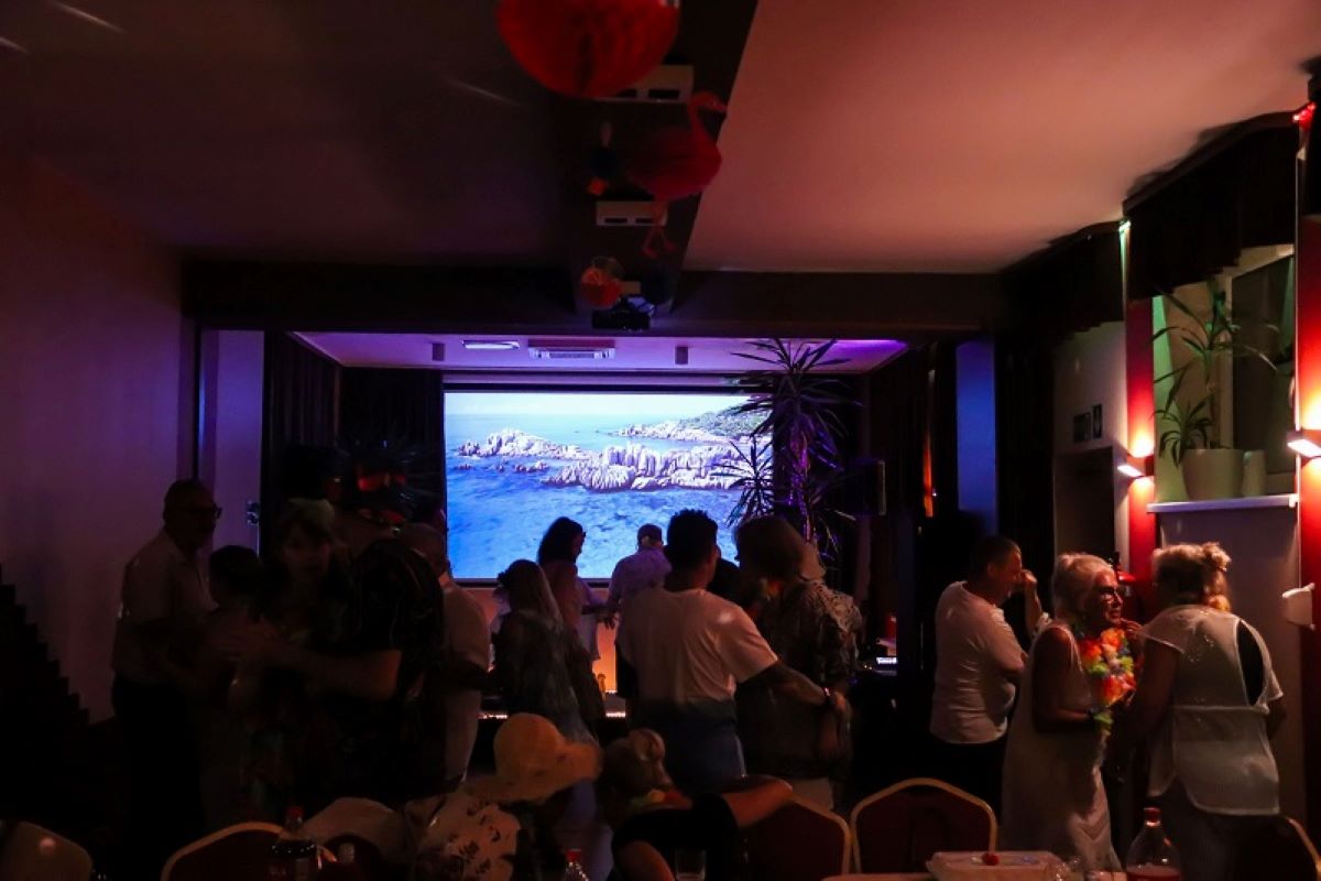 Egzotyczna impreza w SCK Jarzębina: Hawajskie Party rozgrzało Siemianowice!