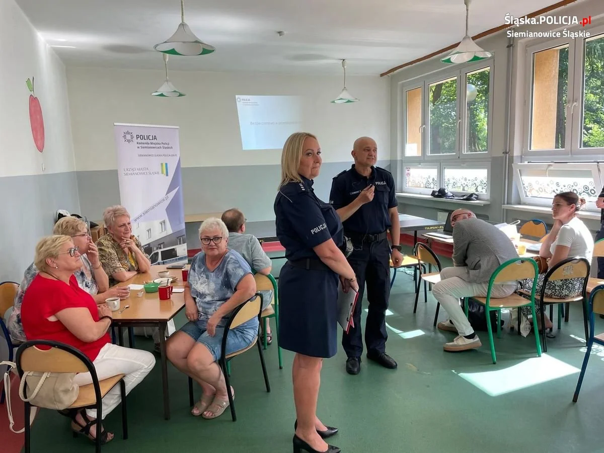 Policja ostrzega seniorów przed oszustami internetowymi