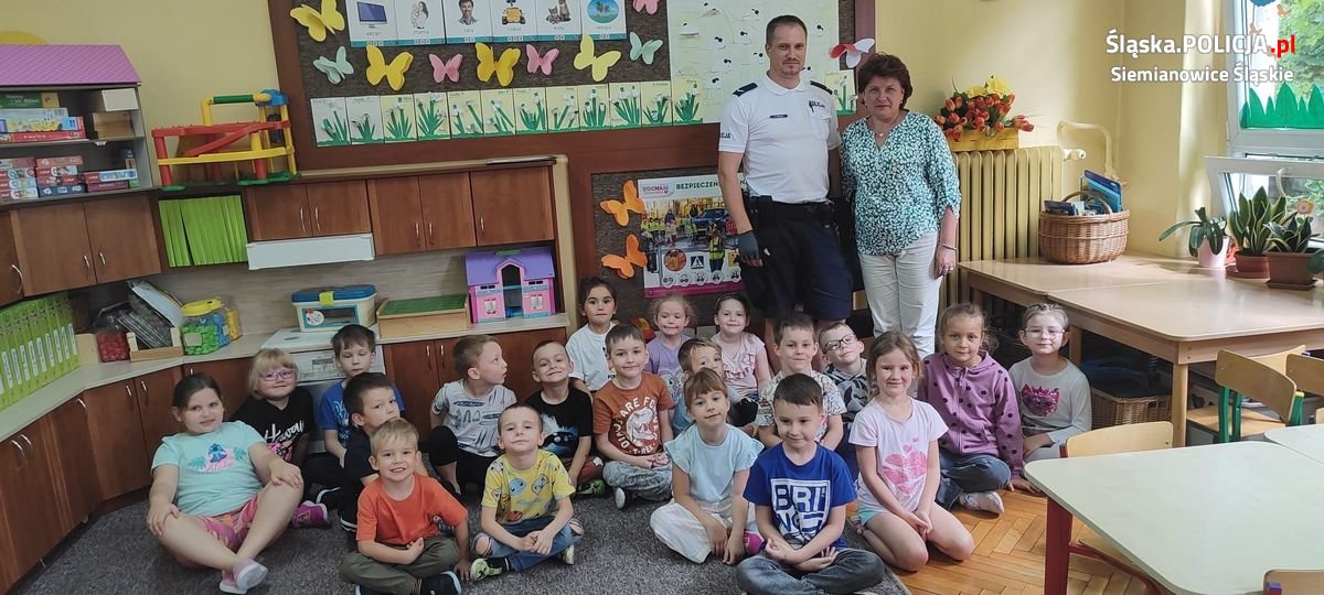 Przedszkolaki poznają pracę policjantów i zasady bezpieczeństwa