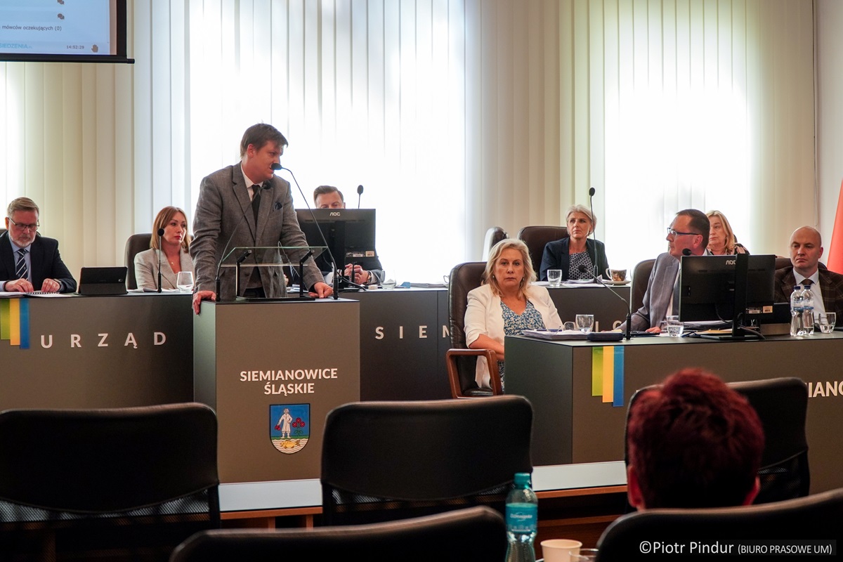 Radni nie udzielili Rafałowi Piechowi wotum zaufania i absolutorium!