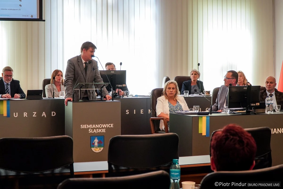 Radni nie udzielili Rafałowi Piechowi wotum zaufania i absolutorium!