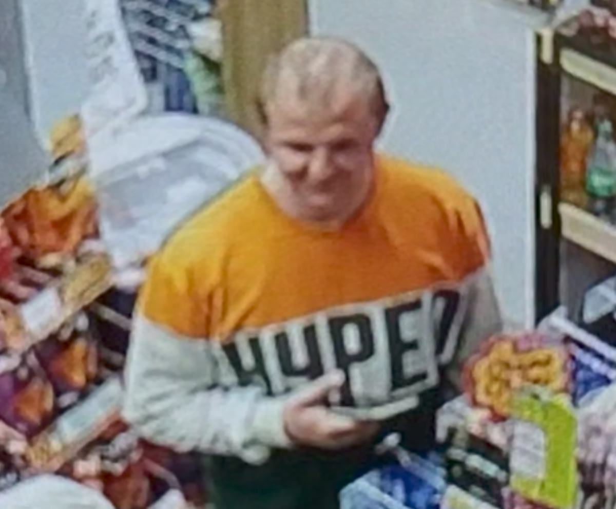 Policja poszukuje mężczyzny w sprawie zniszczenia pojazdu