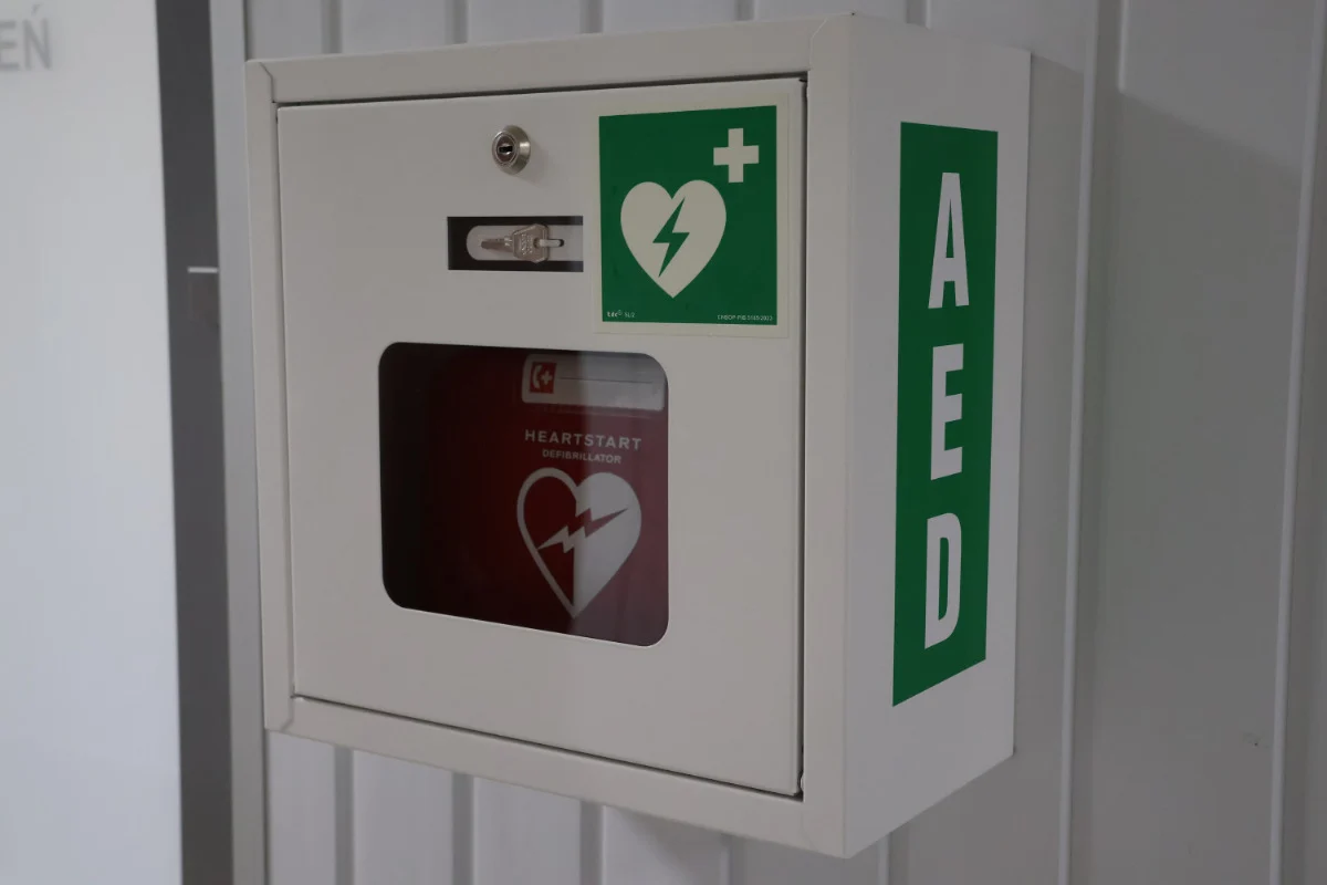 Defibrylator AED w urzędzie