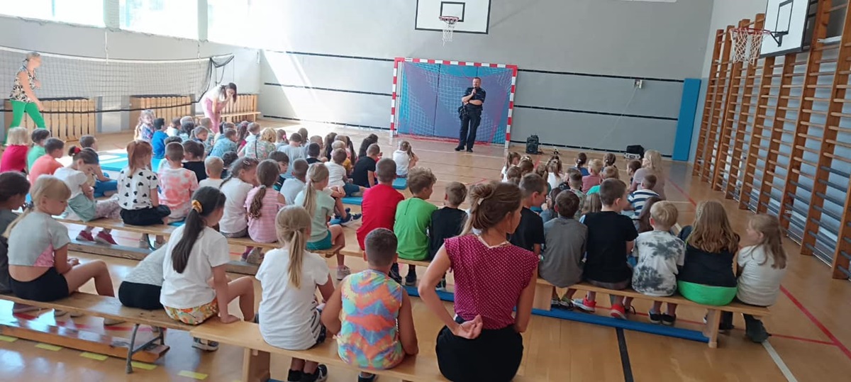 Bezpieczeństwo na pierwszym miejscu: Dzielnicowy z Orzesza edukuje uczniów