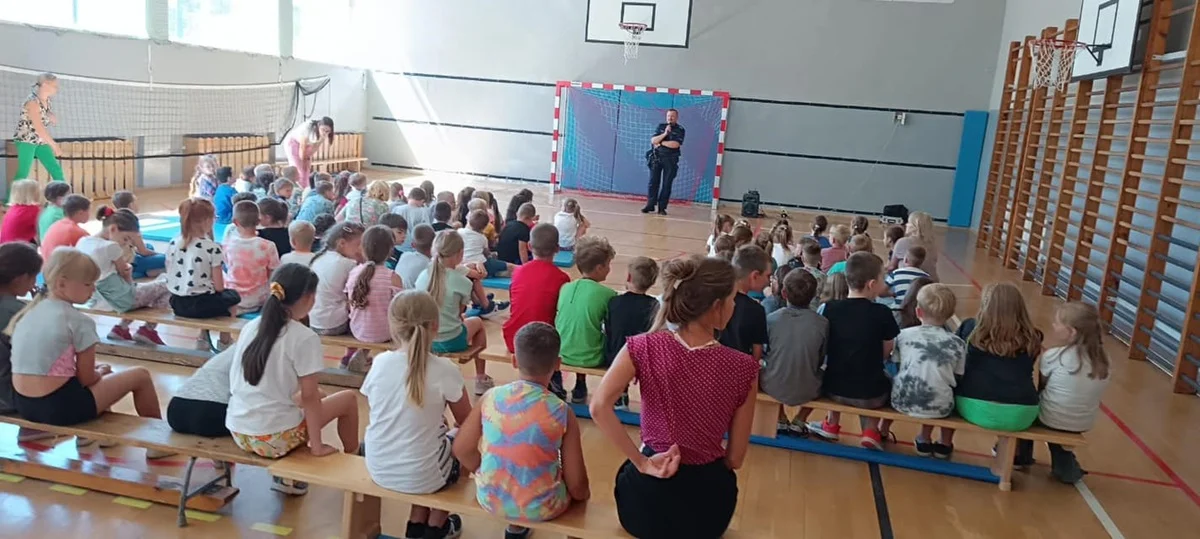 Bezpieczeństwo na pierwszym miejscu: Dzielnicowy z Orzesza edukuje uczniów
