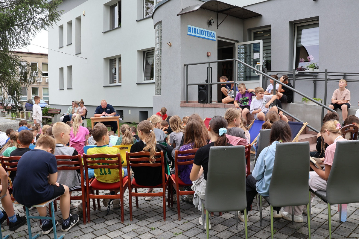 Wspólne czytanie przed biblioteką