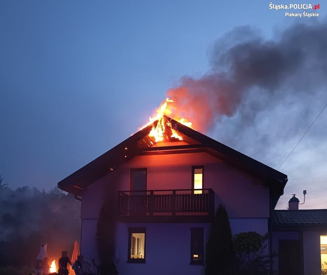 Piekarski policjant po służbie uratował mieszkańców palącego się domu