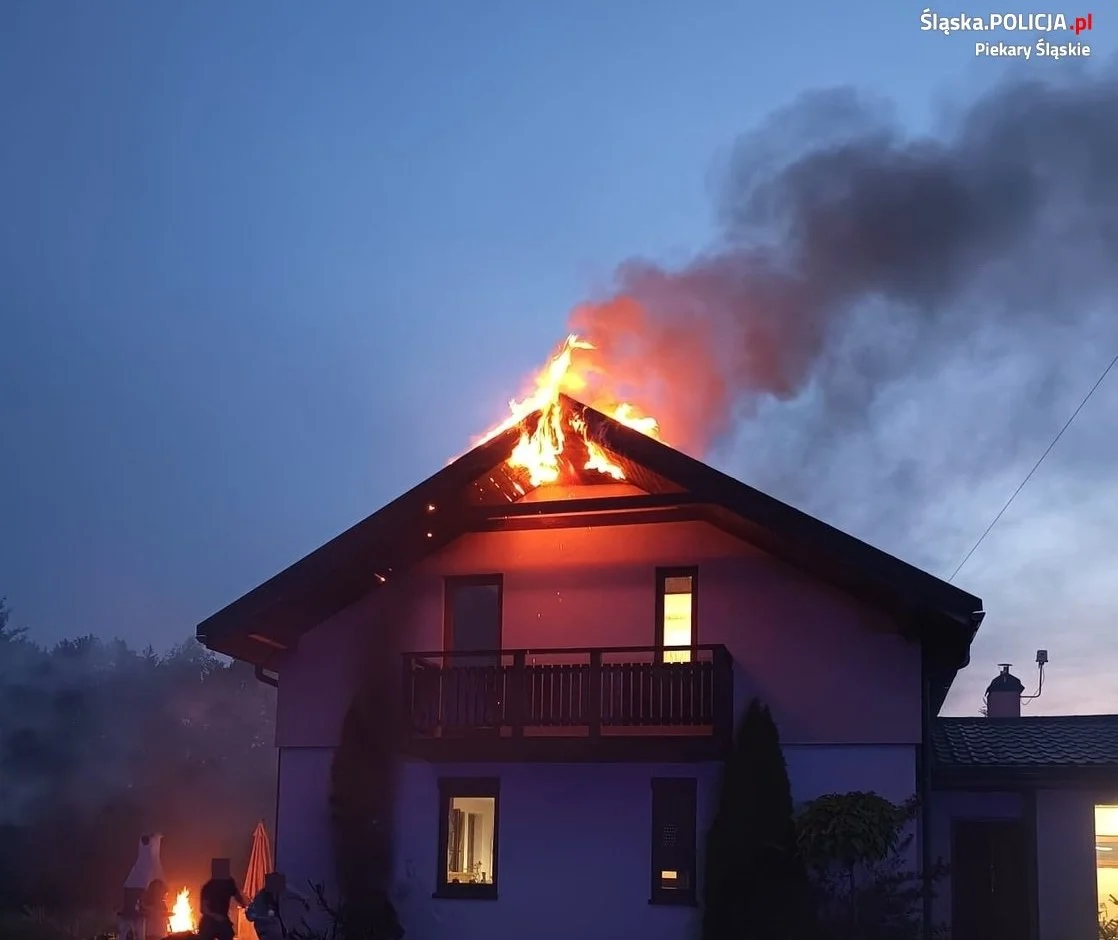 Piekarski policjant po służbie uratował mieszkańców palącego się domu