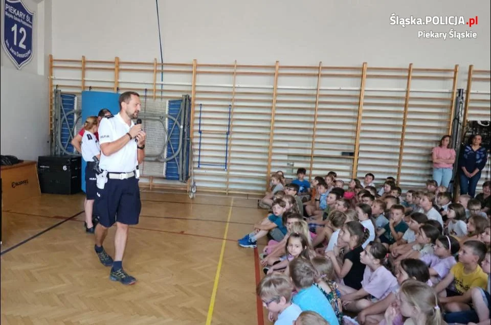 Policjanci w szkołach i przedszkolach uczą zasad bezpiecznego wypoczynku nad wodą