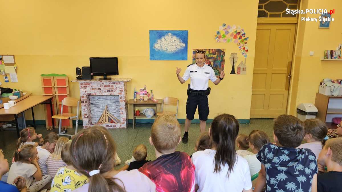 Policjanci w szkołach i przedszkolach uczą zasad bezpiecznego wypoczynku nad wodą