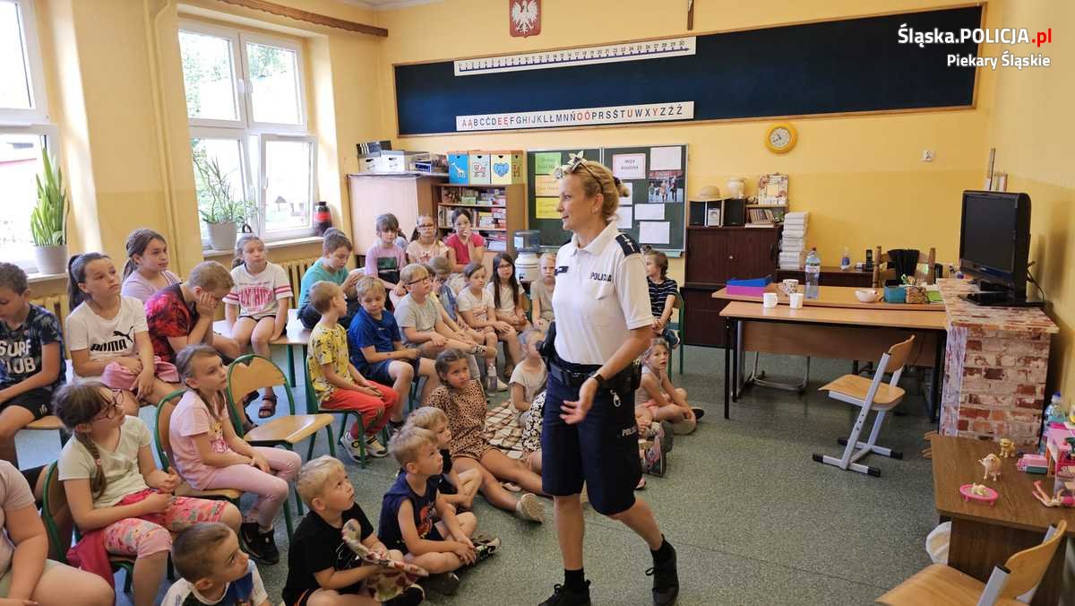 Policjanci w szkołach i przedszkolach uczą zasad bezpiecznego wypoczynku nad wodą