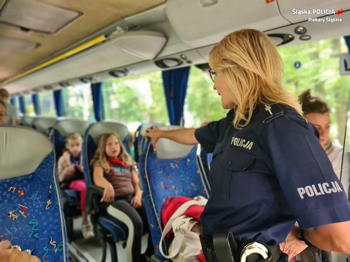 Wakacje z dziećmi - policjanci kontrolują autokary!