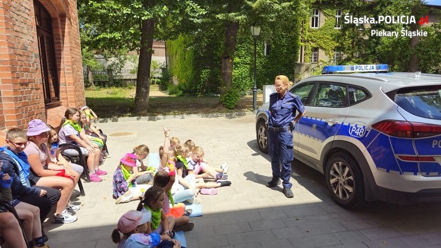 Policjanci spotkali się z dziećmi spędzającymi półkolonie w naszym mieście