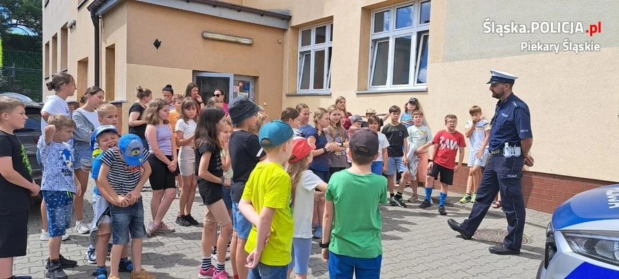 Policjanci edukują dzieci o bezpieczeństwie wakacyjnym