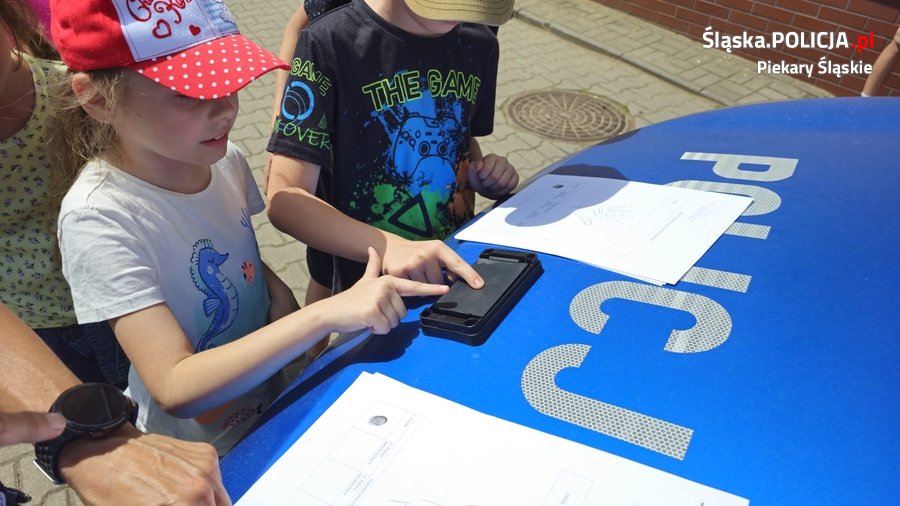 Policjanci edukują dzieci o bezpieczeństwie wakacyjnym