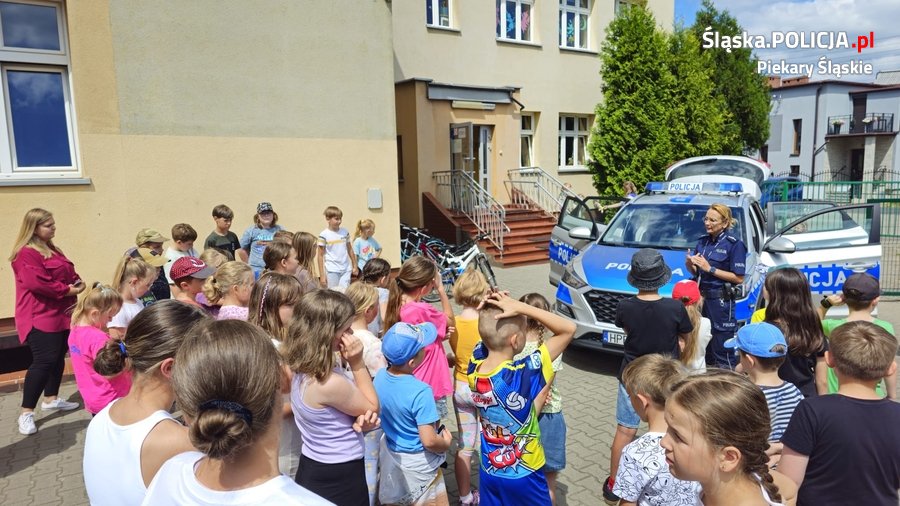 Policjanci edukują dzieci o bezpieczeństwie wakacyjnym