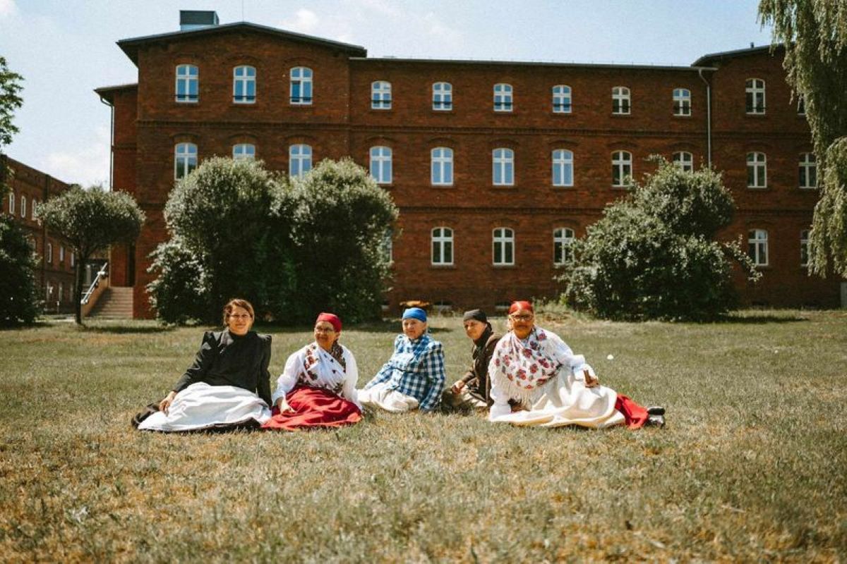 Rybnickie seniorki szyją i prezentują tradycyjne stroje ludowe Rybnika!