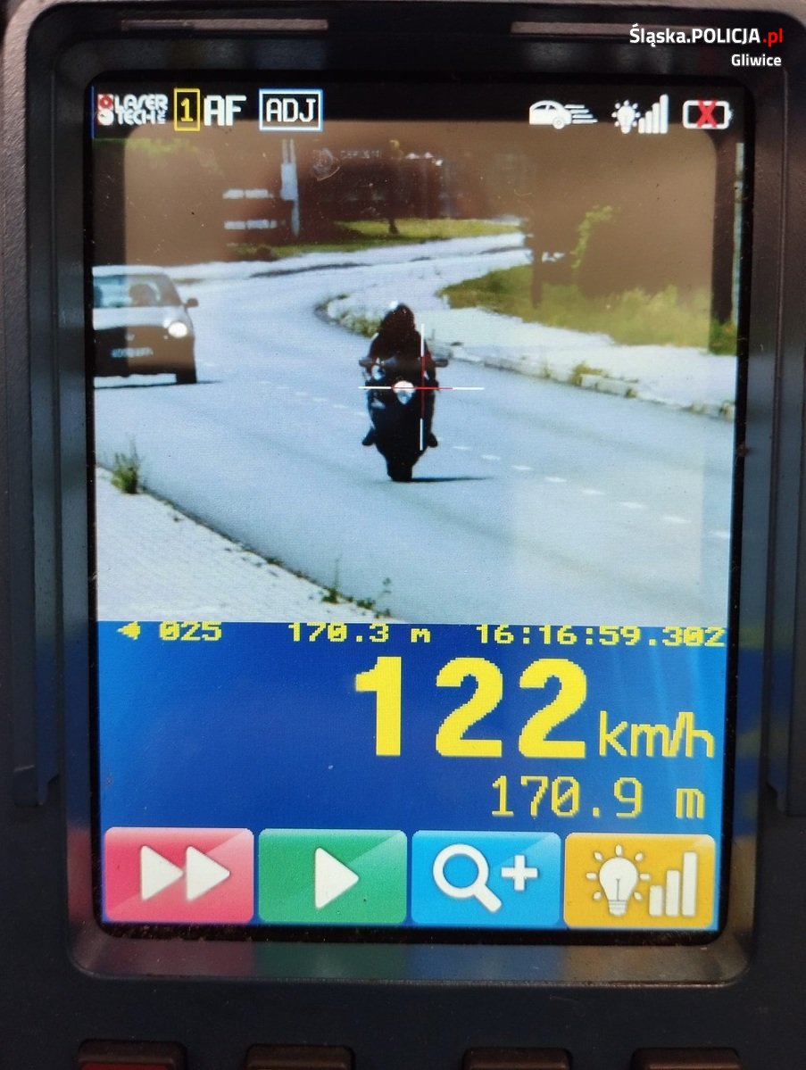 36-latek jechał motocyklem 122 km/h w obszarze zabudowanym! Stracił prawo jazdy
