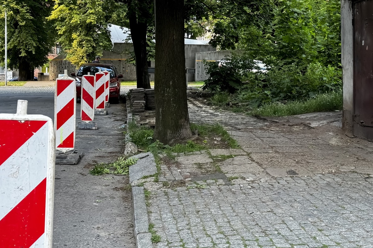 Śródmieście, Rozbark i Łagiewniki: Przebudowa chodników za 1 mln zł w pełnym rozkwicie
