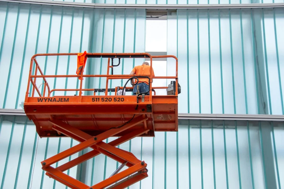 Plac zabaw przy ul. Kwietniewskiego zdewastowany! Kosztowne naprawy wycenione na 120 tys.